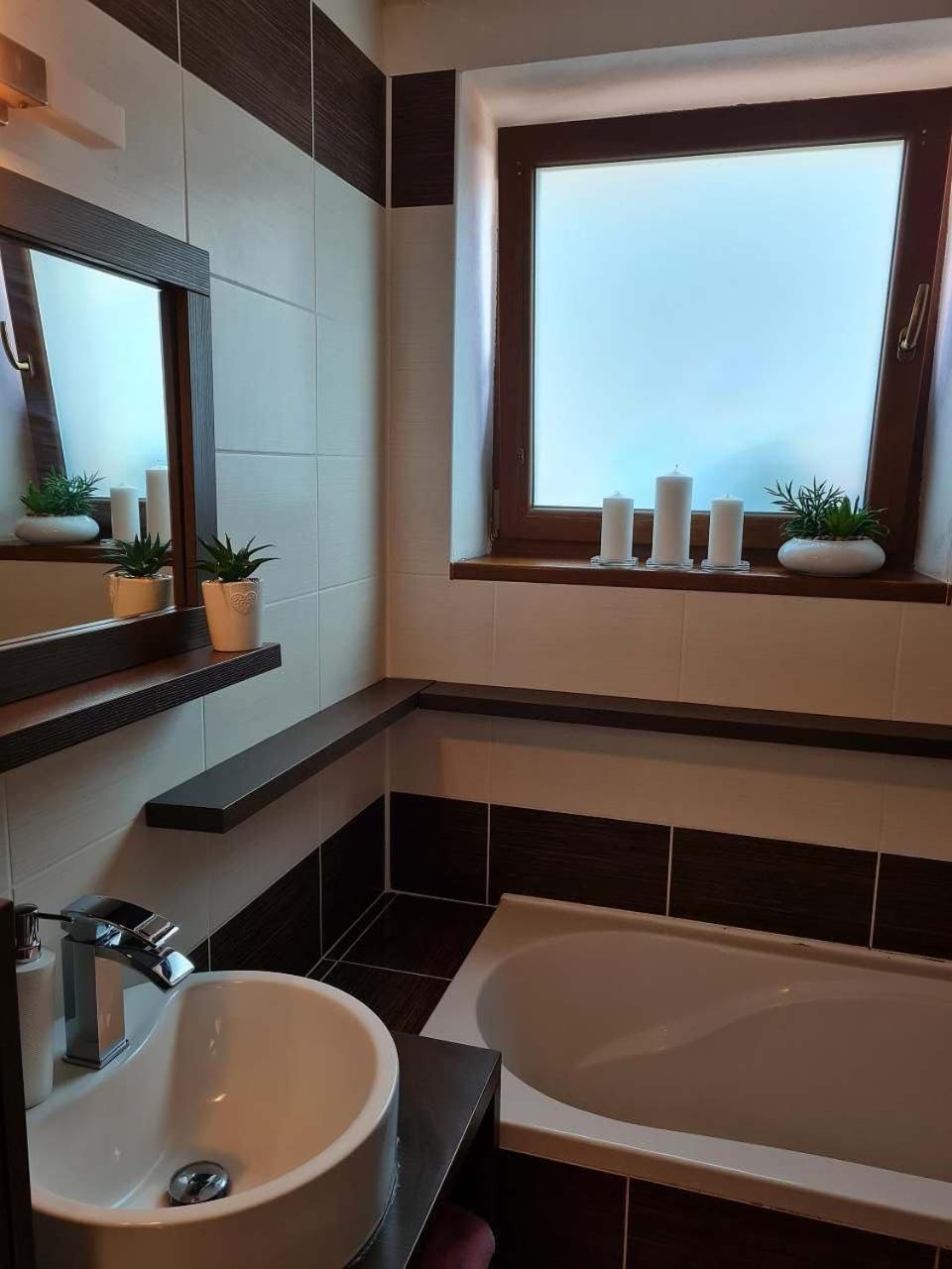 Vila Max - Whirlpool & Bazen & Sauna เวลเก โลซีนี ภายนอก รูปภาพ