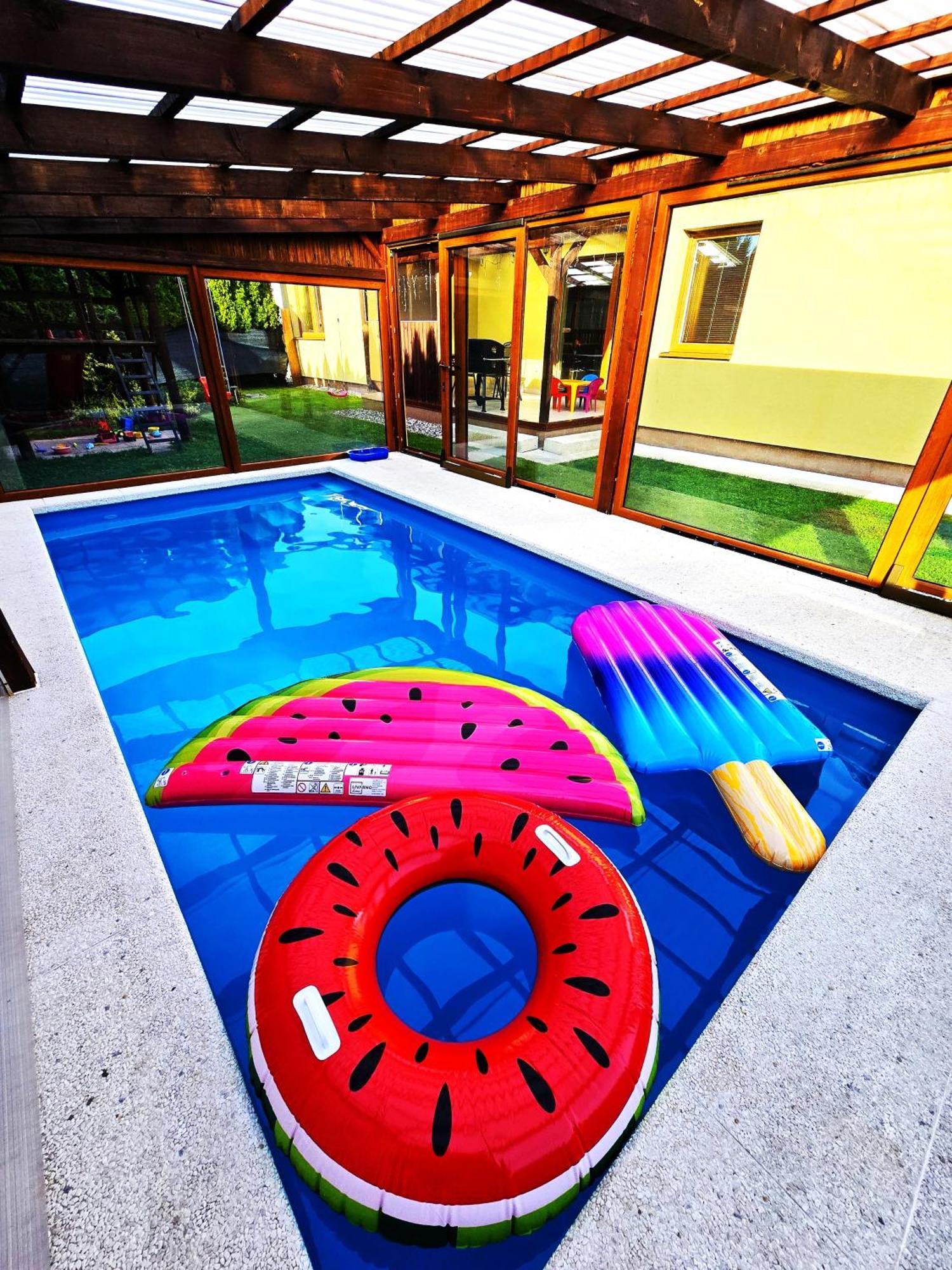 Vila Max - Whirlpool & Bazen & Sauna เวลเก โลซีนี ภายนอก รูปภาพ