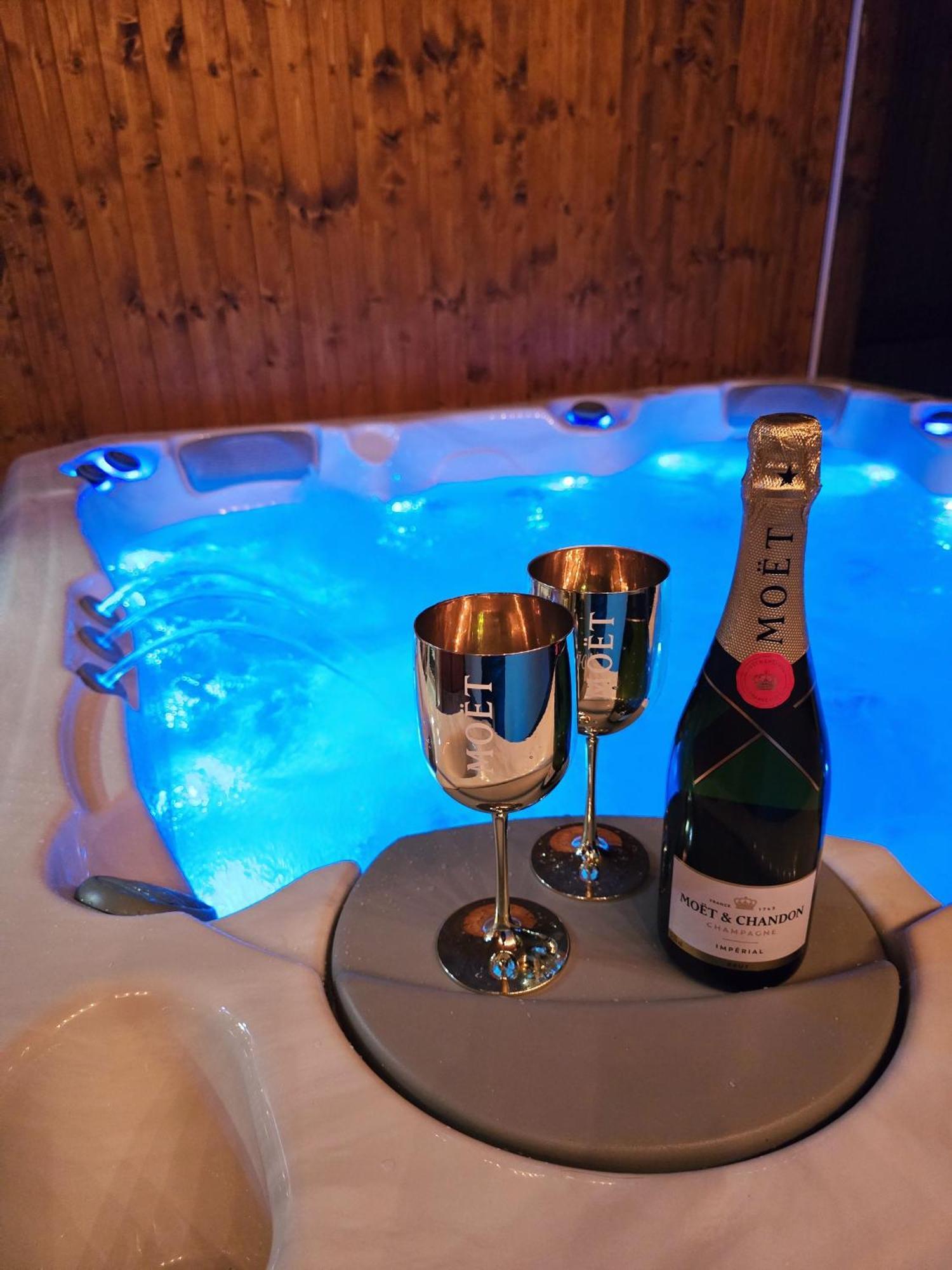 Vila Max - Whirlpool & Bazen & Sauna เวลเก โลซีนี ภายนอก รูปภาพ